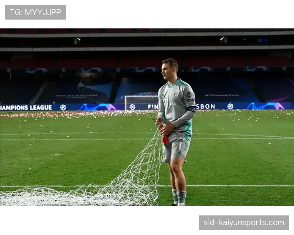 特写:诺伊尔多次神扑后,向看台挥拳怒吼 特写:诺伊尔多次神扑后,向看台挥拳怒吼